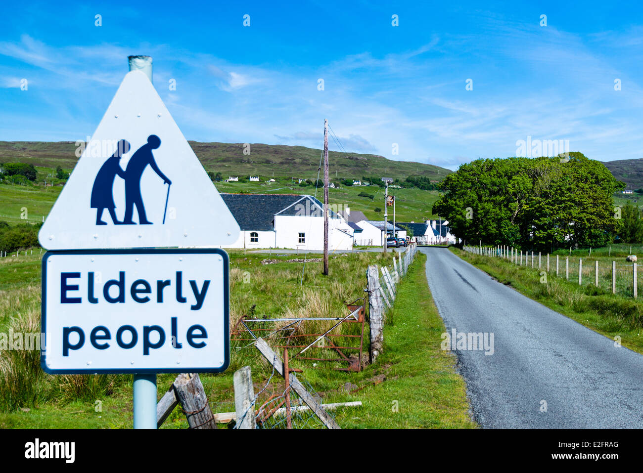 Verkehrszeichen für Ihre Aufmerksamkeit für ältere Menschen Stockfoto