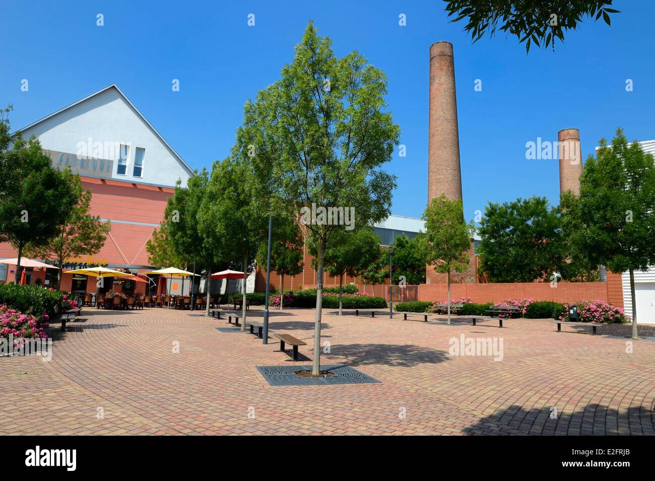 Frankreich Haut Rhin Mulhouse die Fabrique und gemauerte Schornsteine der ehemalige Industriegebäude im Stadtteil Mer Rouge (Rotes Meer) Stockfoto