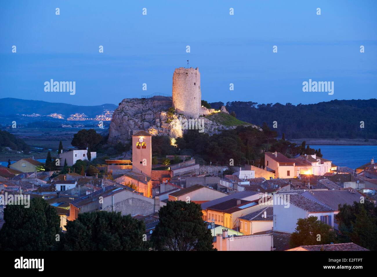 Frankreich Aude Gruissan. Blick auf das Dorf und die Barbarossa-Turm seit den Pech-Mühlen Stockfoto