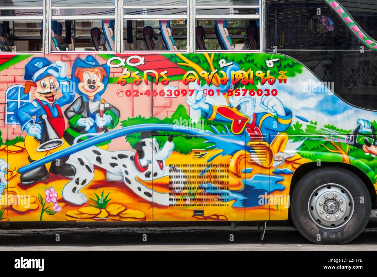 Thailand Bangkok werben auf einen Bus mit Donald Duck Stockfoto