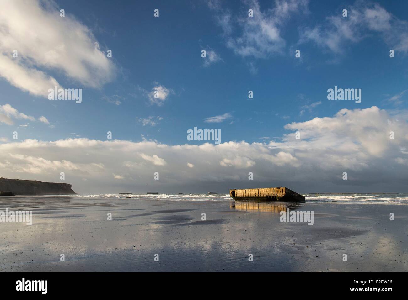 Frankreich Calvados Arromanches Les Bains Mulberry bleibt oder Port Winston am Strand Stockfoto