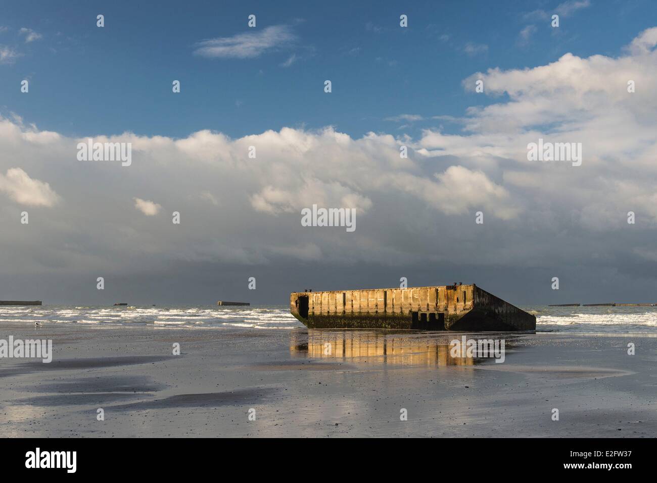 Frankreich Calvados Arromanches Les Bains Mulberry bleibt oder Port Winston am Strand Stockfoto