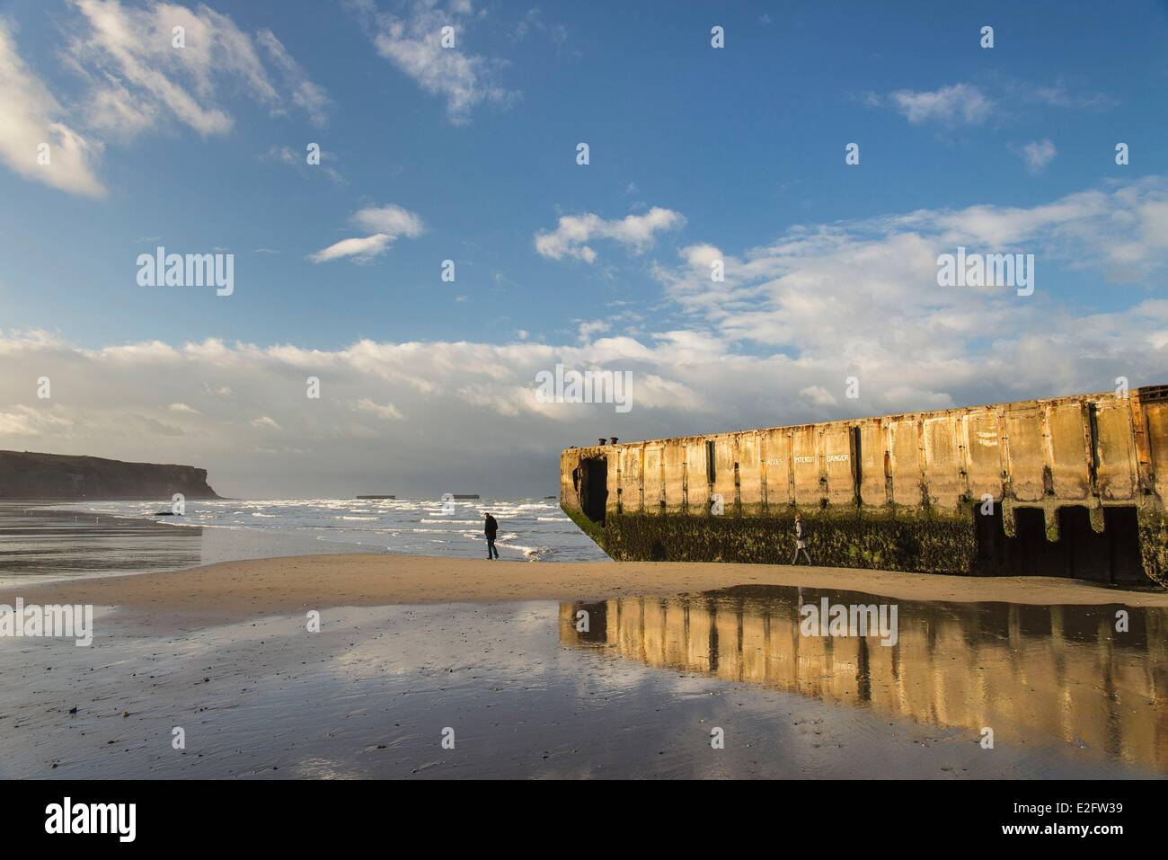 Frankreich Calvados Arromanches Les Bains Mulberry bleibt oder Port Winston am Strand Stockfoto