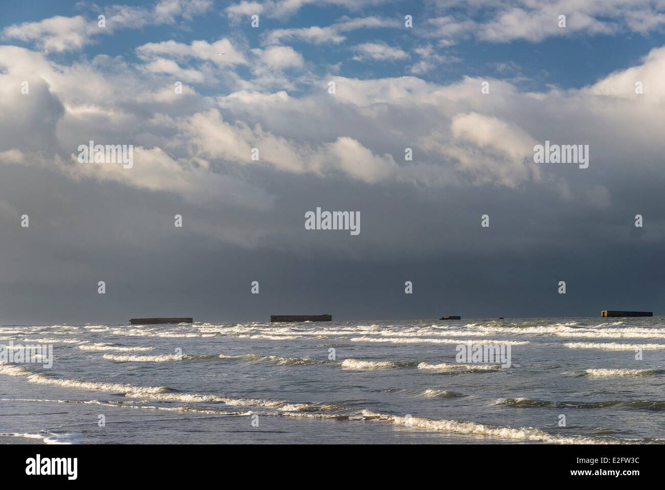 Frankreich Calvados Arromanches Les Bains Mulberry bleibt oder Port Winston am Strand Stockfoto