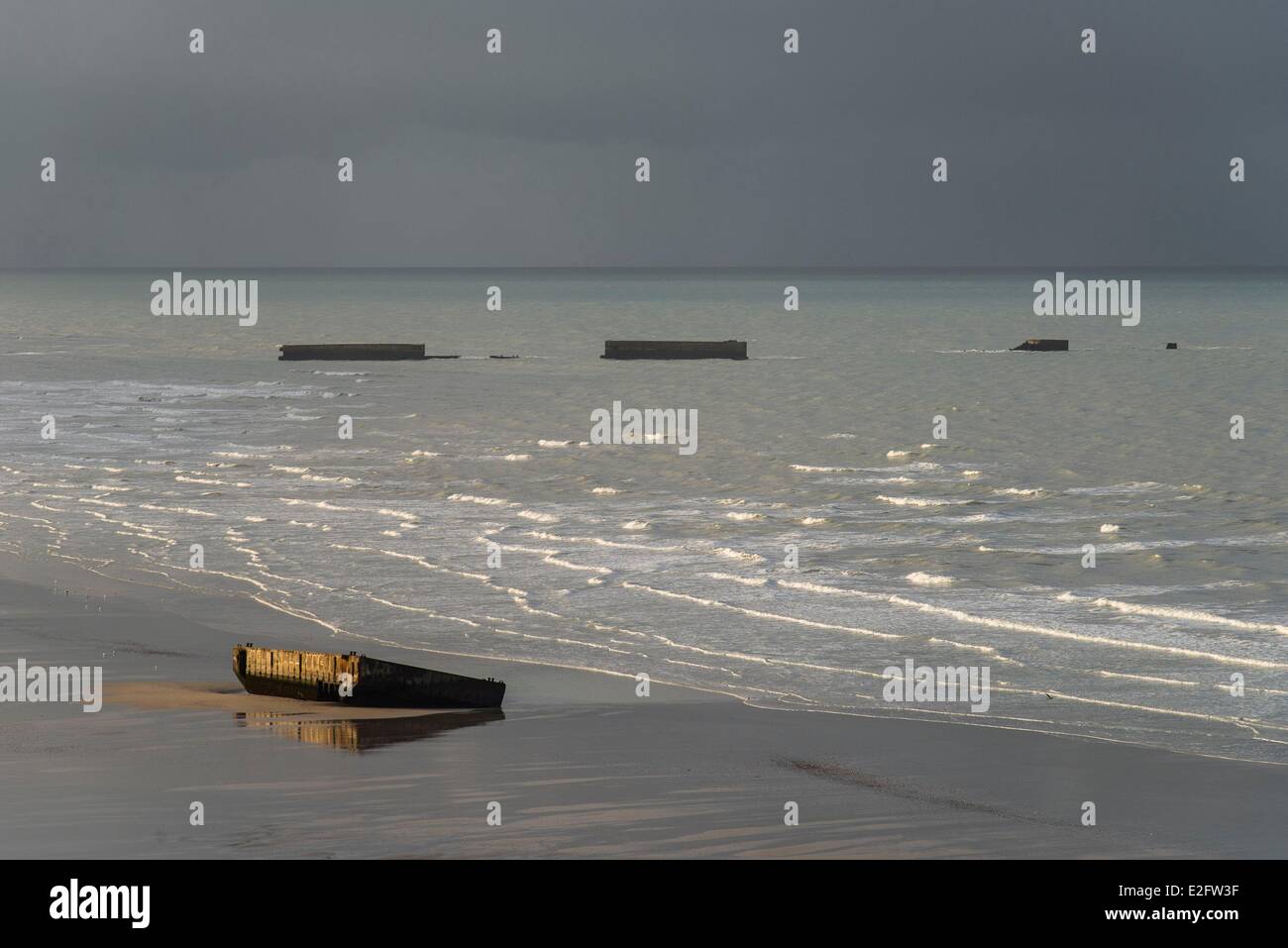 Frankreich Calvados Arromanches Les Bains Mulberry bleibt oder Port Winston am Strand Stockfoto