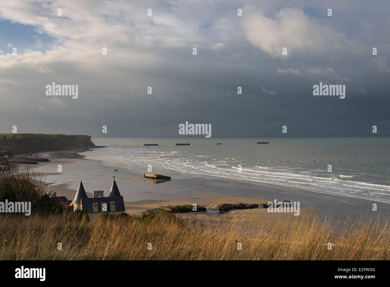 Frankreich Calvados Arromanches Les Bains Mulberry bleibt oder Port Winston am Strand Stockfoto