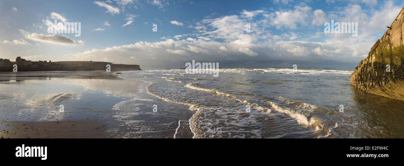 Frankreich Calvados Arromanches Les Bains Mulberry bleibt oder Port Winston am Strand Stockfoto