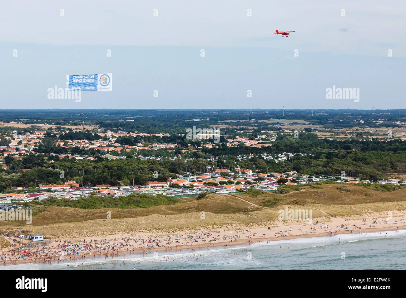 Frankreich-Vendée Bretignolles Sur Mer-3 Achse Ultralight Abschleppen einen Banner über den Strand (Luftbild) Stockfoto