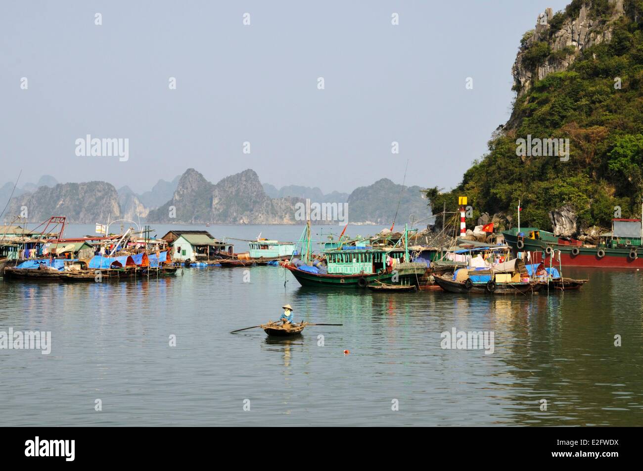 Vietnam Quang Ninh Provinz Halong Bay als Weltkulturerbe durch die UNESCO Angelboote/Fischerboote im Hafen von Cai Rong Stockfoto