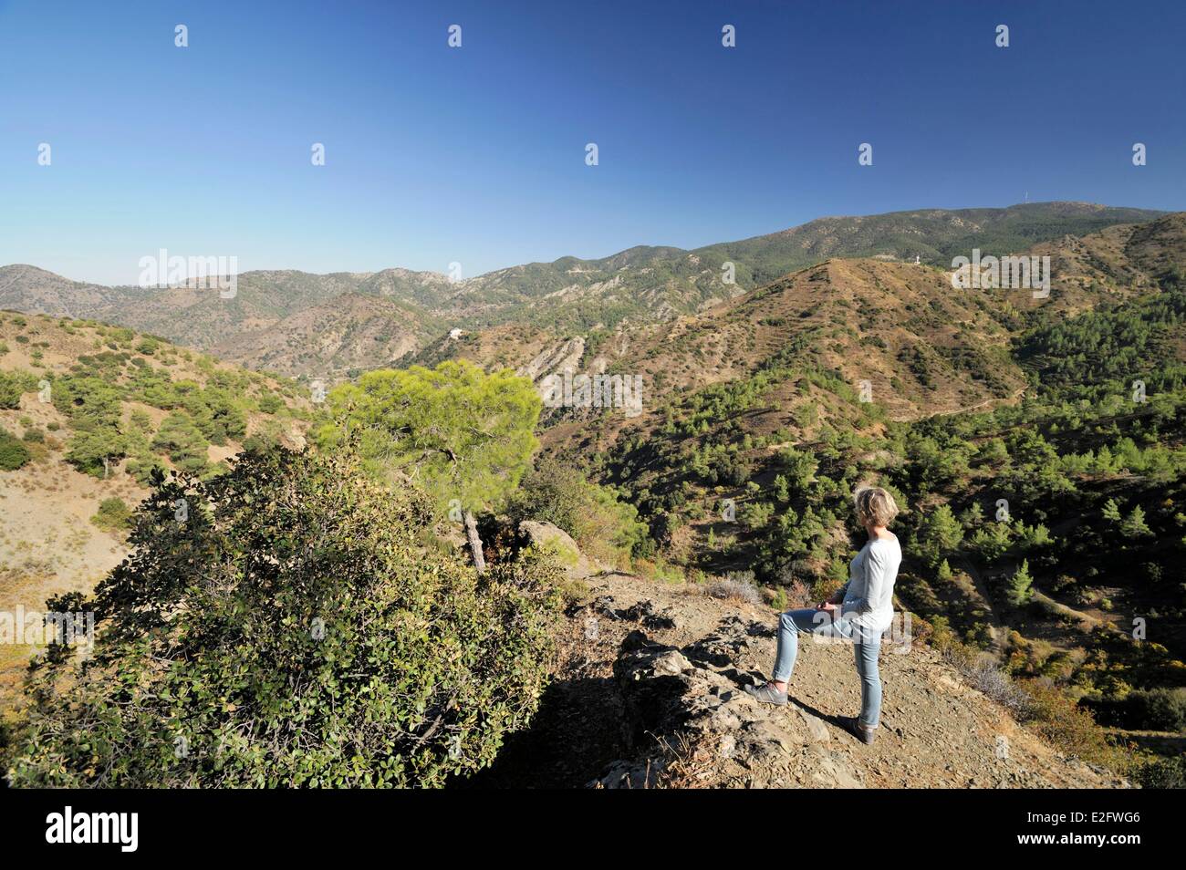 Zypern Nicosia Bezirk Pedoulas Frau betrachten die Wälder des Troodos und Olymp Stockfoto