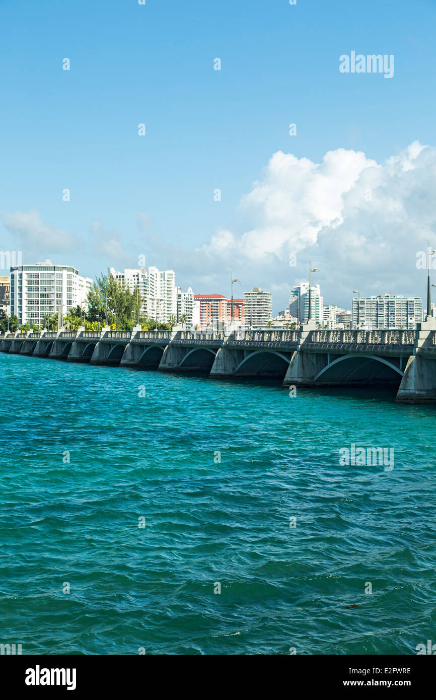 DOS Hermanos Brücke, Condado Lagune und El Condado Skyline, San Juan, Puerto Rico Stockfoto