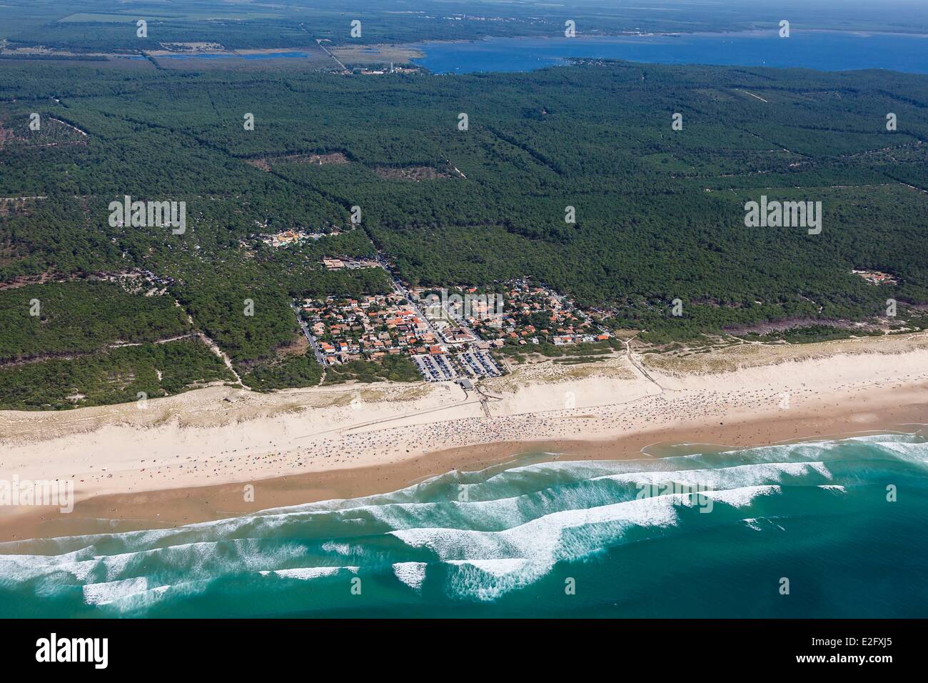 Frankreich Gironde Hourtin Hourtin Plage Strand den Pinienwald und Hourtin See (Luftbild) Stockfoto