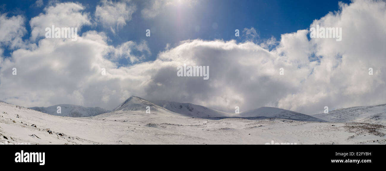 Wolken über tief verschneiten Grat des Fiacaill Coire ein t-Sneachda an der westlichen Flanke des Cairn Gorm Rollen. Stockfoto