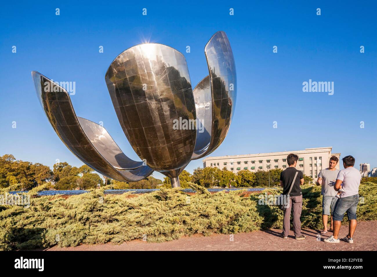 Argentinien Buenos Aires La Recoleta Bezirk Plaza de las Naciones Unidas Skulptur entworfen Floralis Generica 2002 durch Stockfoto