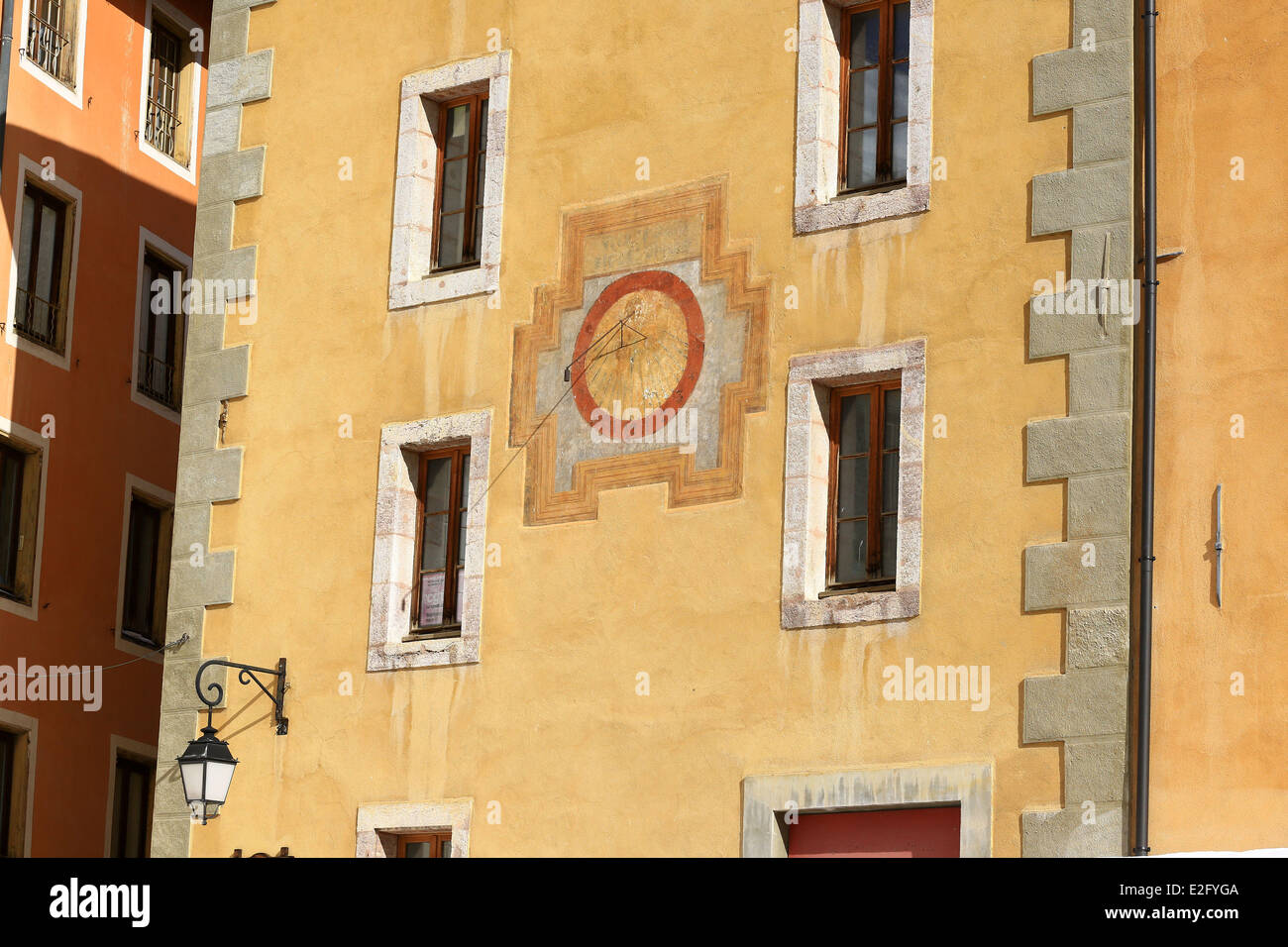 Frankreich Hautes Alpes Briancon Vauban-Website als Weltkulturerbe durch die UNESCO Fassade eines Hauses in der Place d ' Armes Sonnenuhr Stockfoto