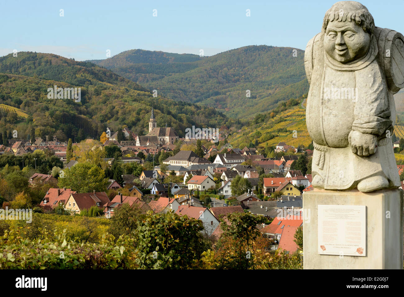 Frankreich Bas Rhin Elsass Wein Route Andlau Abtei Weingarten Grand Cru Moenschberg dem Hügel der Mönche Statue der Mönch Winzer Stockfoto