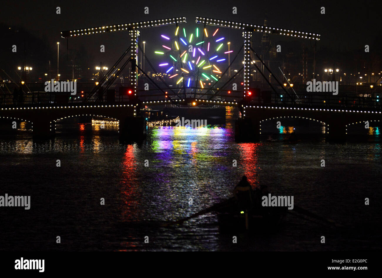 Niederlande Amsterdam beleuchtet am Fluss Amstel Künstlers Jacques Rivalen während des Festival of Lights Amsterdam (Dezember Stockfoto