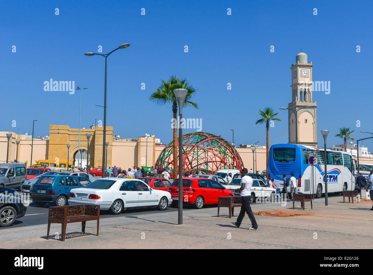 Marokko Casablanca Place Vereinigte Nationen Verkehr Fern-LKW-Fahrer um die Kugel Zevaco mit dem ehemaligen Stockfoto