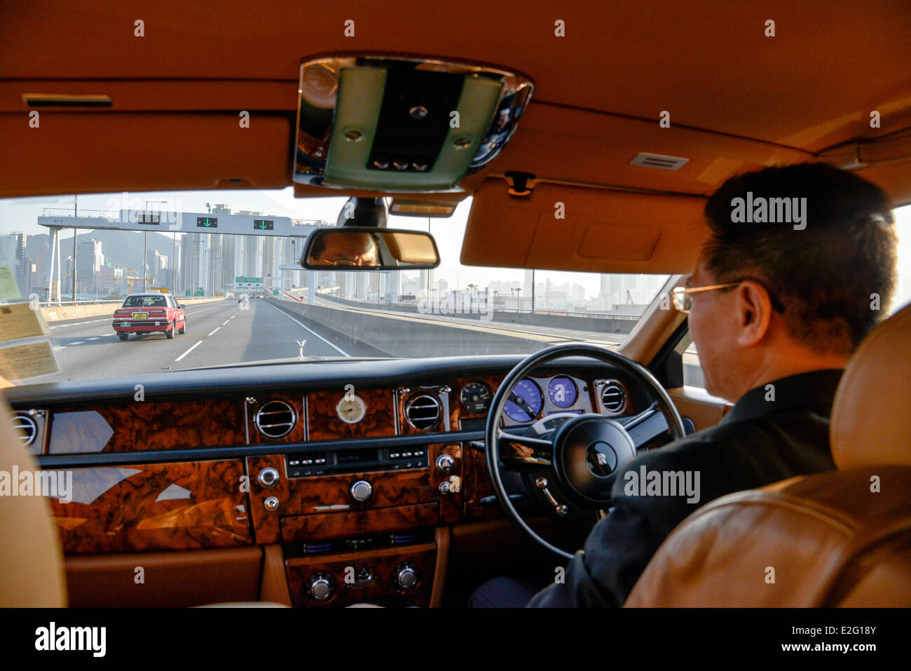 China Hongkong Lantau Insel Fahrer Luxuslimousine in einem Auto im Armaturenbrett in Mahagoni Stockfoto