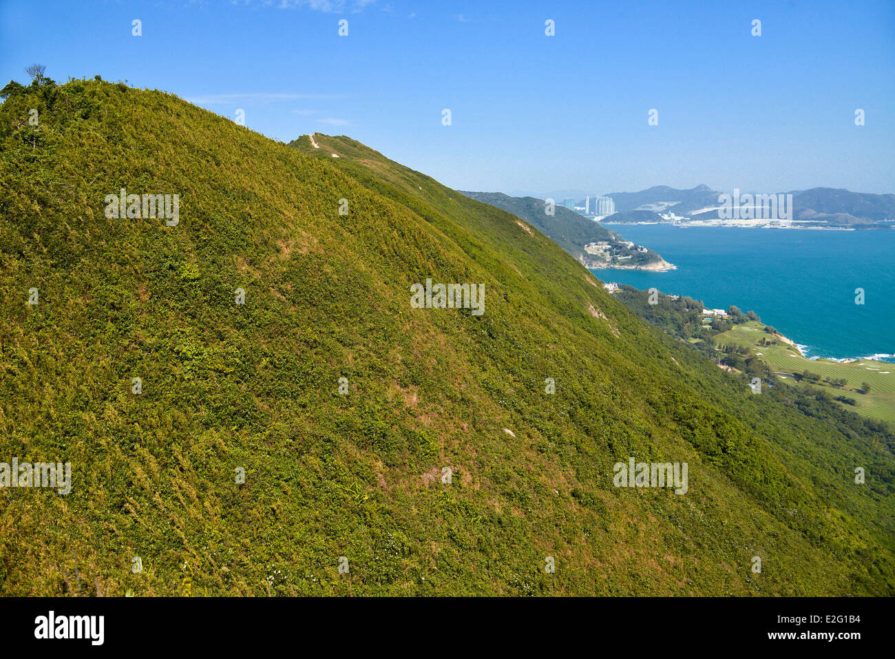 China Hong Kong Hong Kong Insel Bucht von Klarwasser Berg des Peak Shek O dominieren China sea Stockfoto