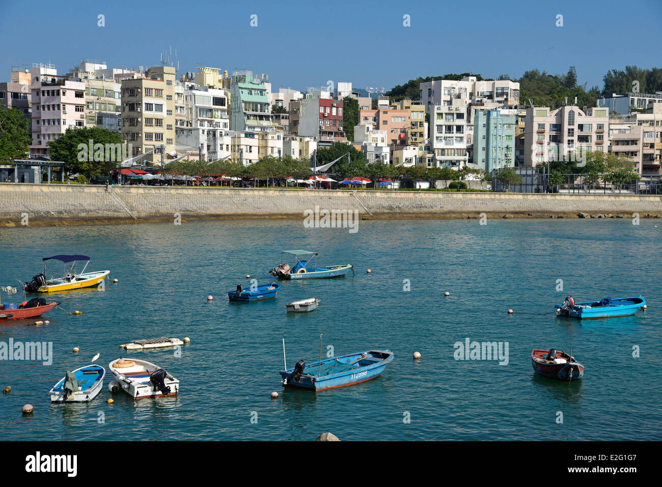 China Hong Kong Hong Kong Insel Stanley traditionelle Fischerboote vor dem Gebäude Stockfoto