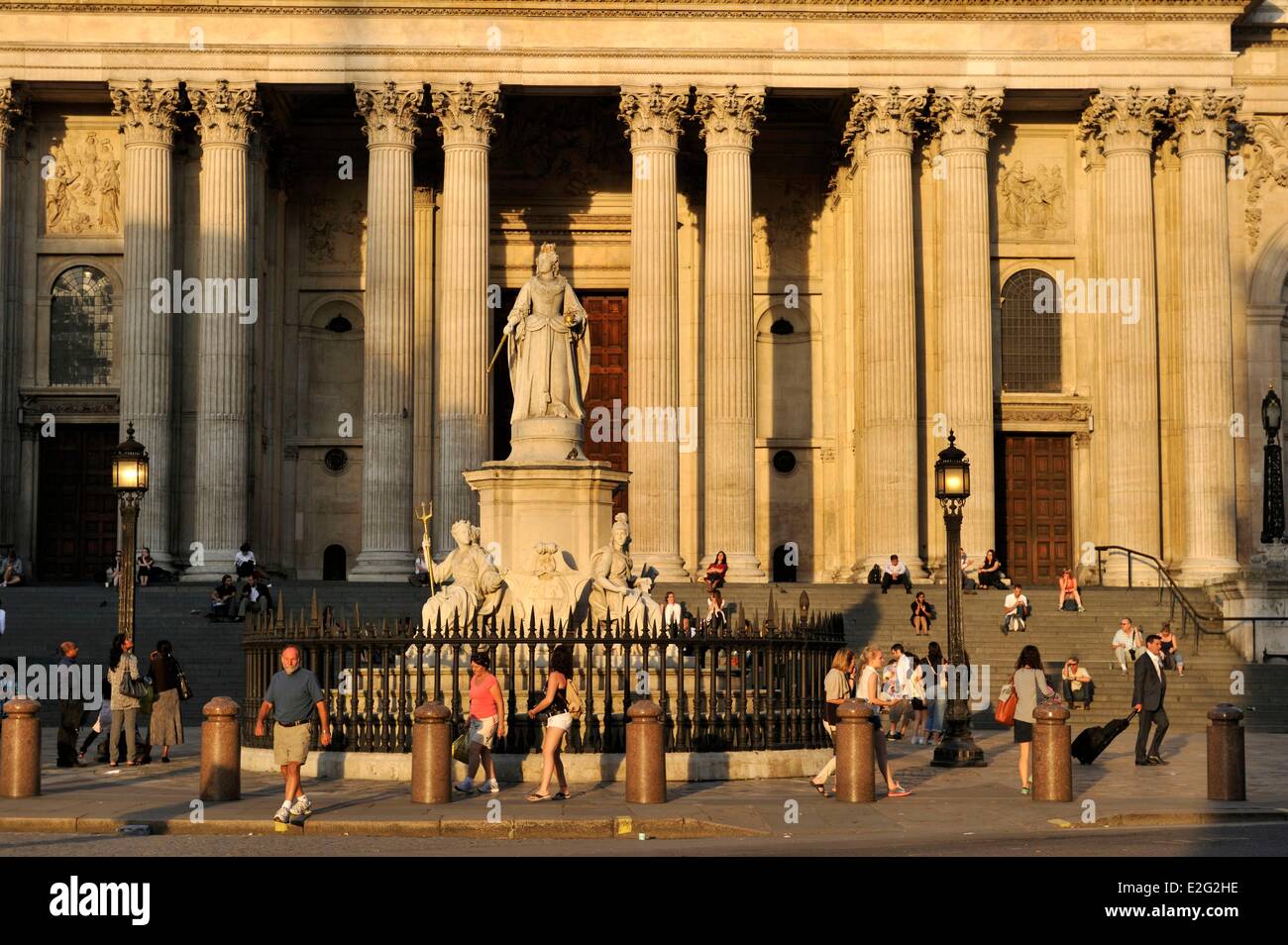 Großbritannien London The City St. Pauls Kirchhof der St. Pauls Kathedrale und die Statue von Königin Anne Stockfoto