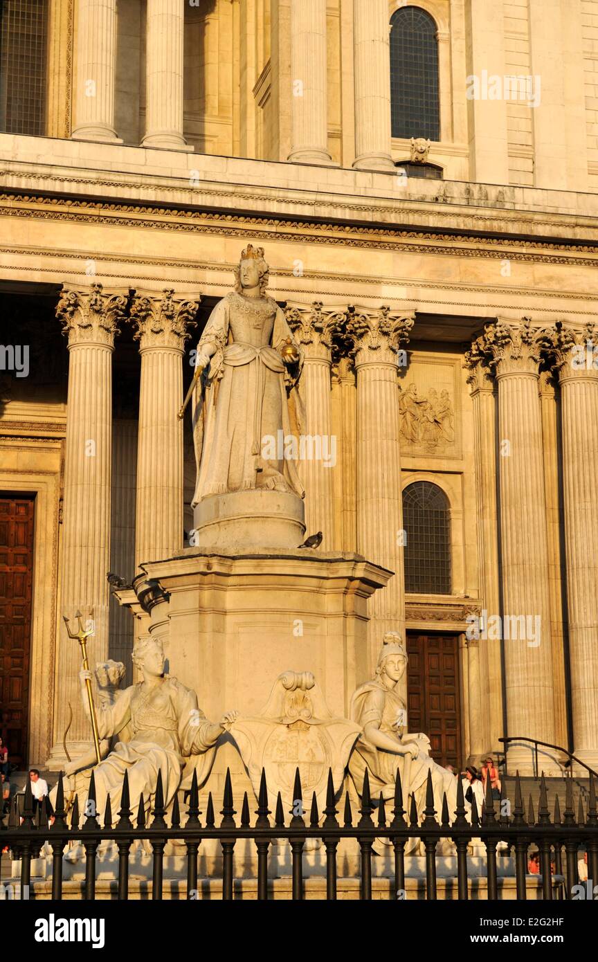 Großbritannien London The City St. Pauls Kirchhof der St. Pauls Kathedrale und die Statue von Königin Anne Stockfoto