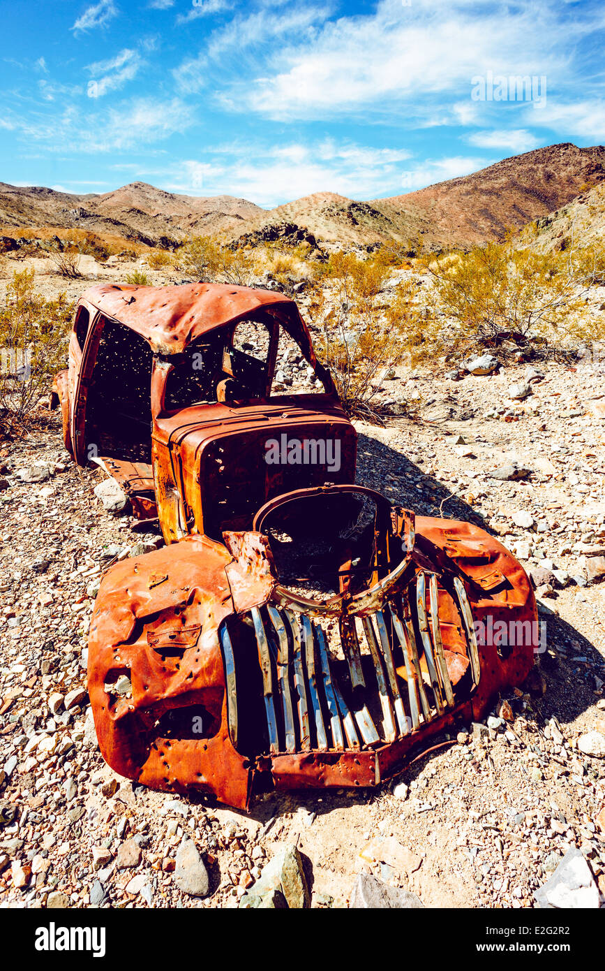 Alte verlassene Oldtimer in der Wüste Stockfoto