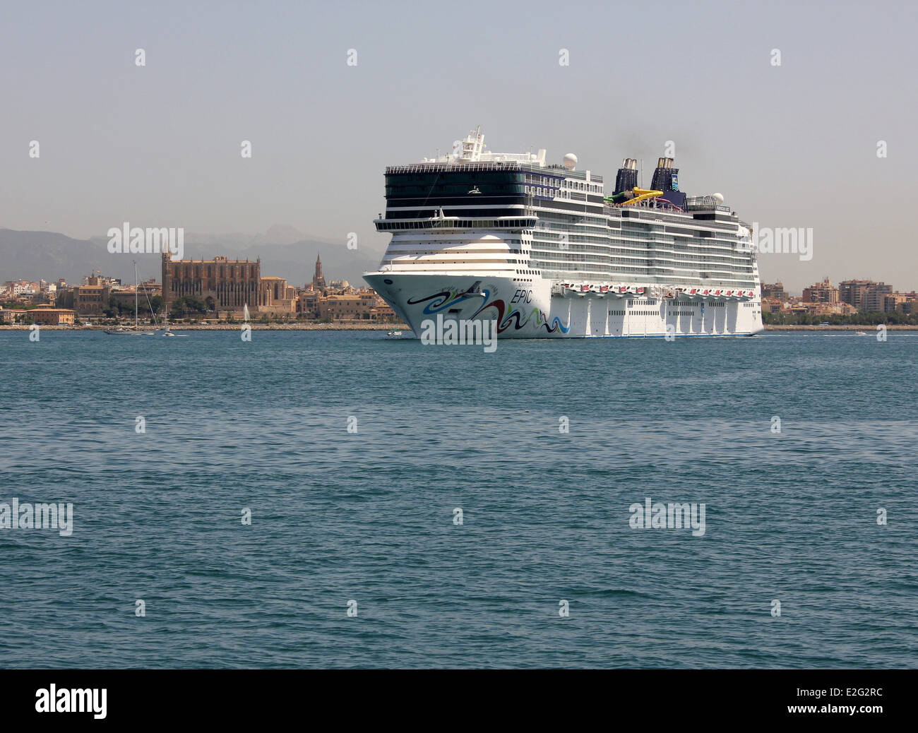 Norwegian Cruise Line (NCL) Kreuzfahrtschiff "Norwegian Epic" (325 m) - Einfahrt Hafen vorbei an historischen gotischen Kathedrale von Palma Stockfoto