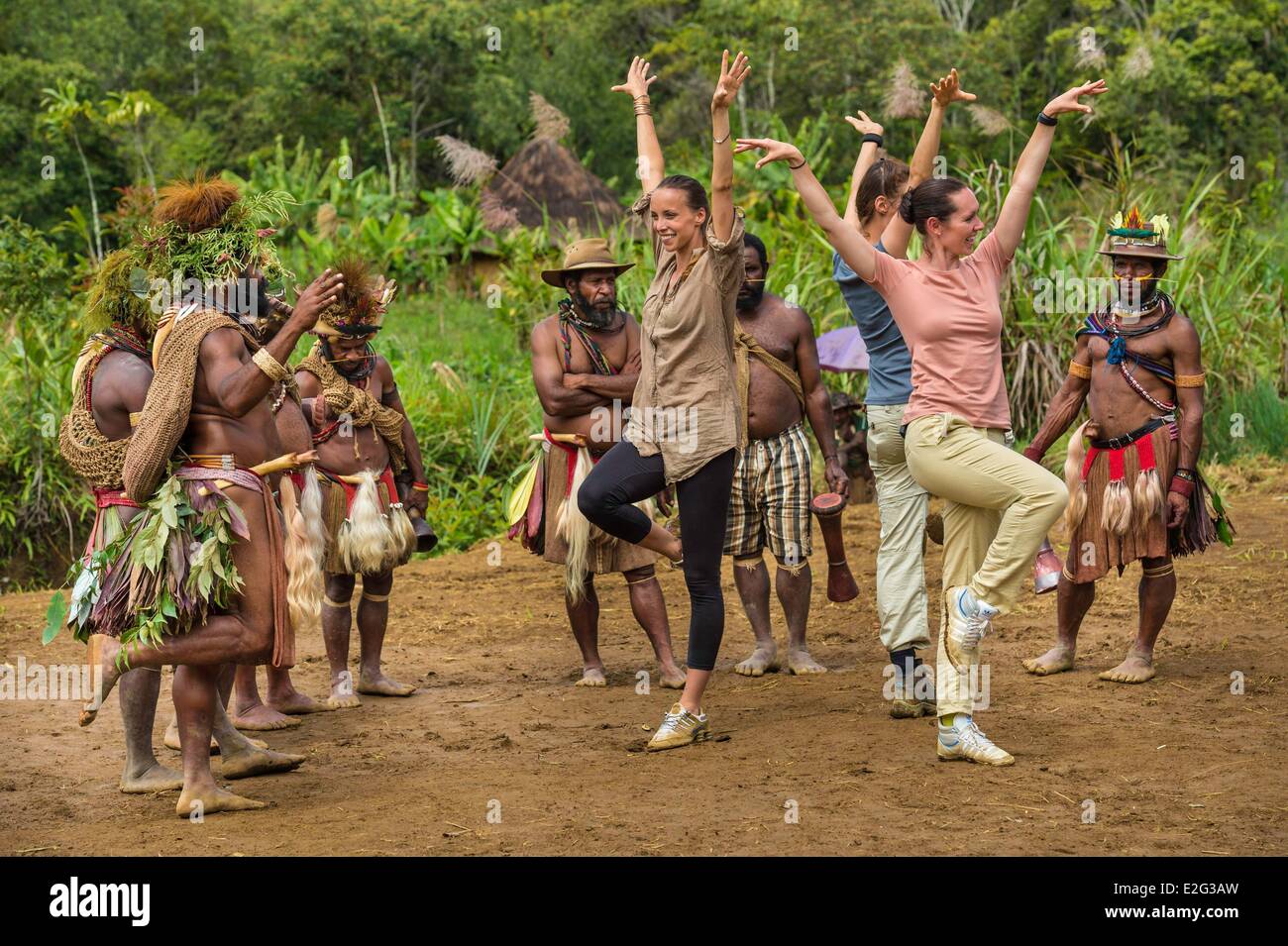 Papua-Neu-Guinea Highands Hela Provinz Tari Region Sabla Stamm Kobe Tumbiali Dorf Julie Bruyere Zara Deane und Alexandra Stockfoto