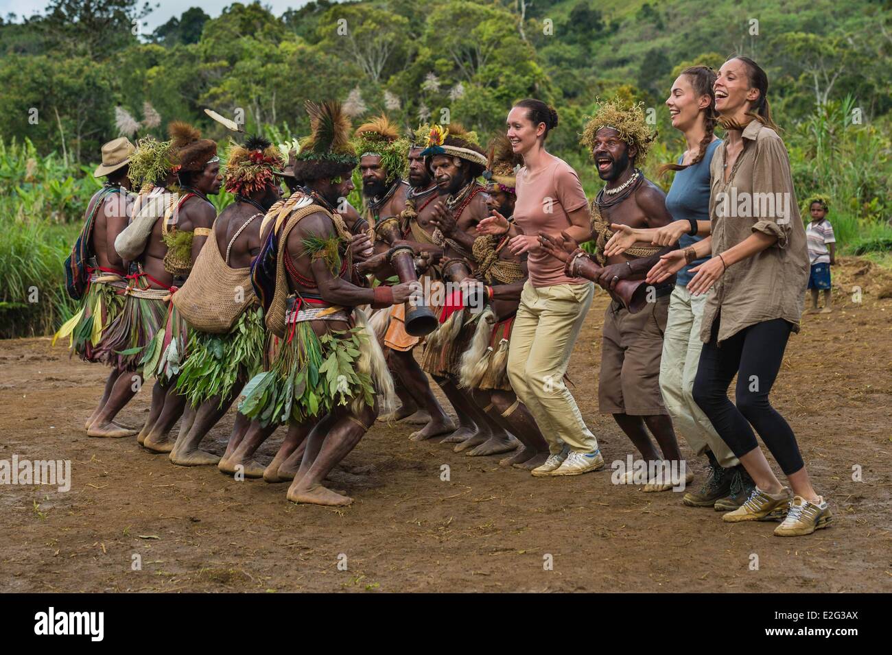 Papua-Neu-Guinea Highands Hela Provinz Tari Region Sabla Stamm Kobe Tumbiali Dorf Julie Bruyere Zara Deane und Alexandra Stockfoto