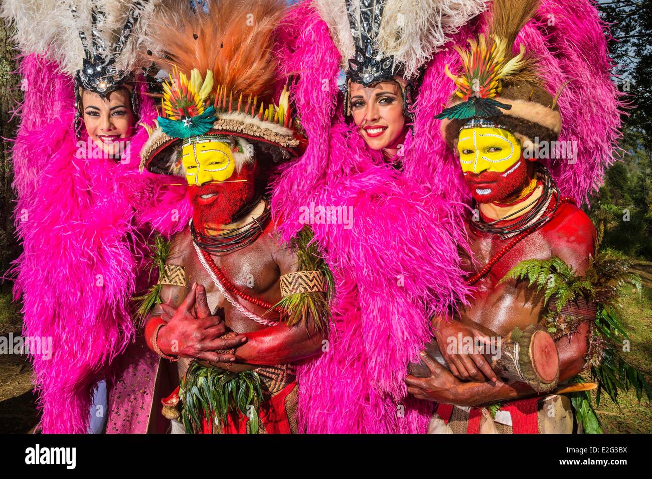 Papua-Neu-Guinea Highands Western Higlands Provinz Mount Hagen Sabla Stamm Julie Bruyere und Alexandra Frouin mit Papuas Stockfoto