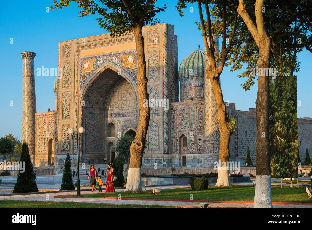 Usbekistan-Seidenstraße-Samarkand aufgeführt als Weltkulturerbe durch die UNESCO Registan Quadrat Sher Dor Madrasah gesehen vom Minarett Stockfoto