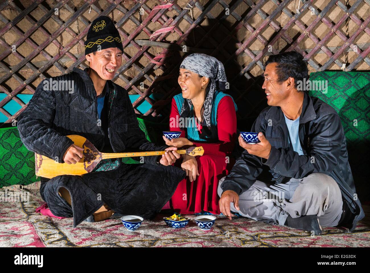 Usbekistan Seidenstraße Navoiy Provinz Nurata Yurt Camp Ajdar Musiker und zwei Freunde in einer Jurte Stockfoto
