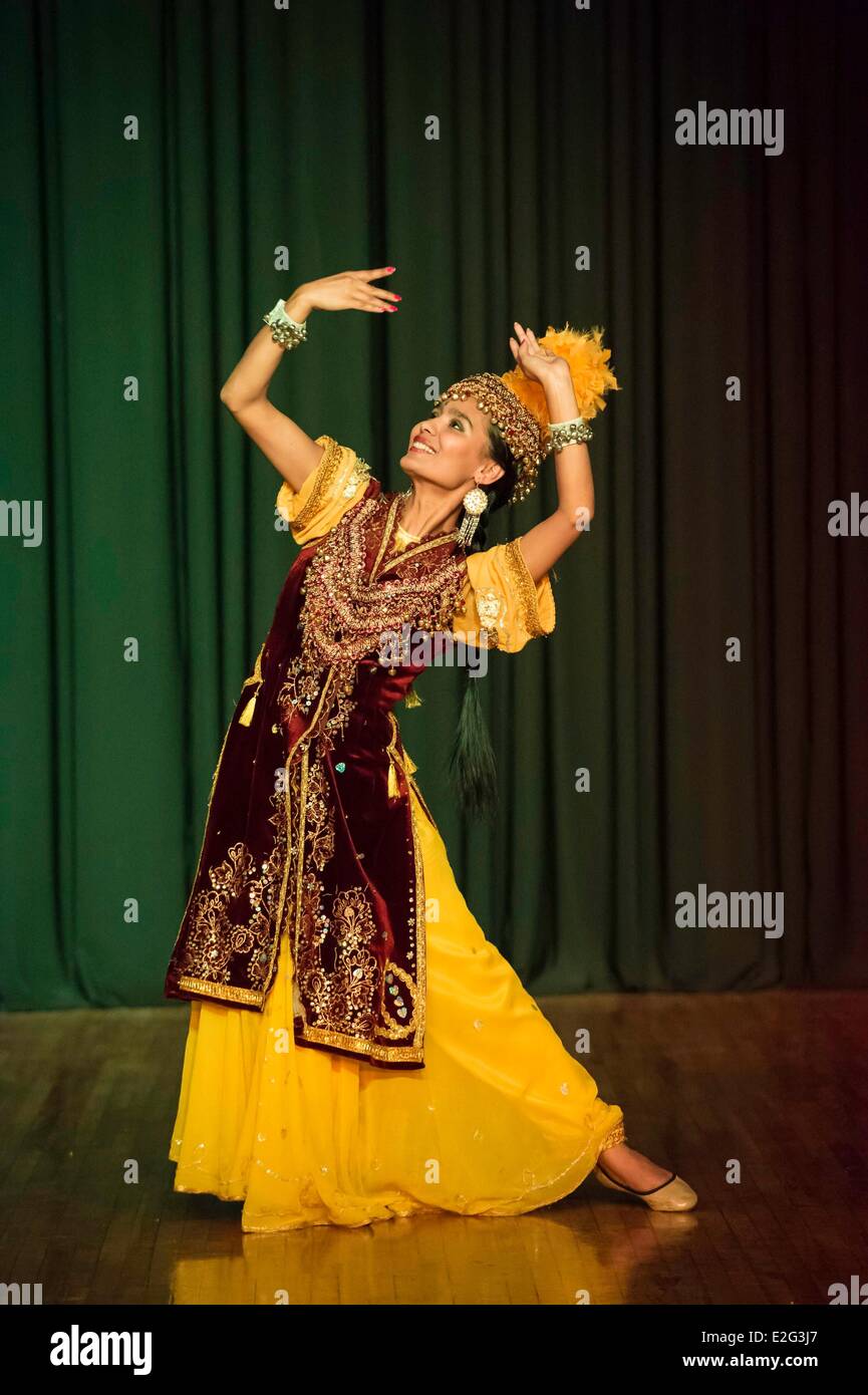 Usbekistan-Seidenstraße-Samarkand Weltkulturerbe von UNESCO El Alfa-Theater-Show von traditionellen Tänzen und Trachten Stockfoto