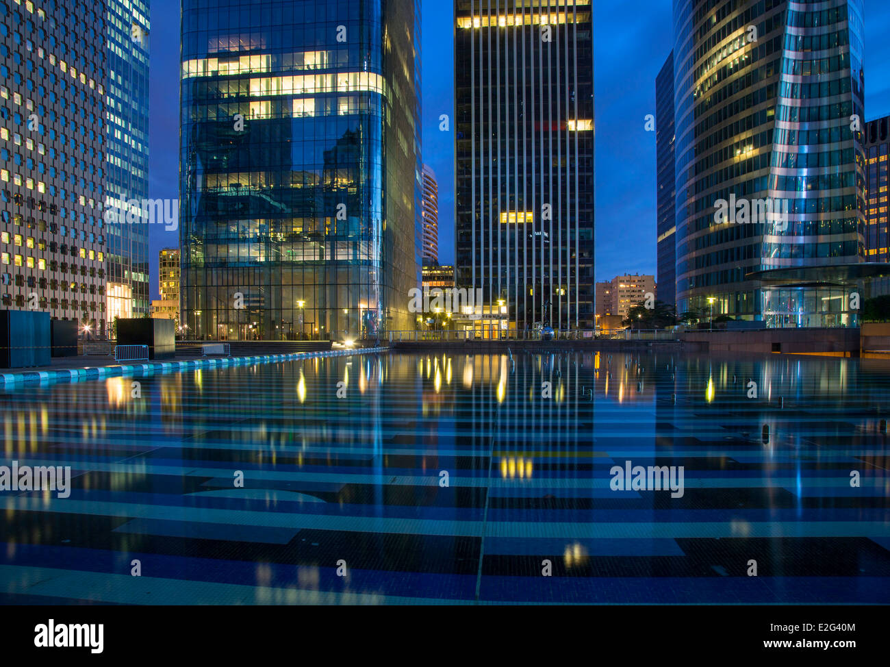 Moderne Gebäude und Reflexionen in La Défense Viertel, Paris Frankreich Stockfoto
