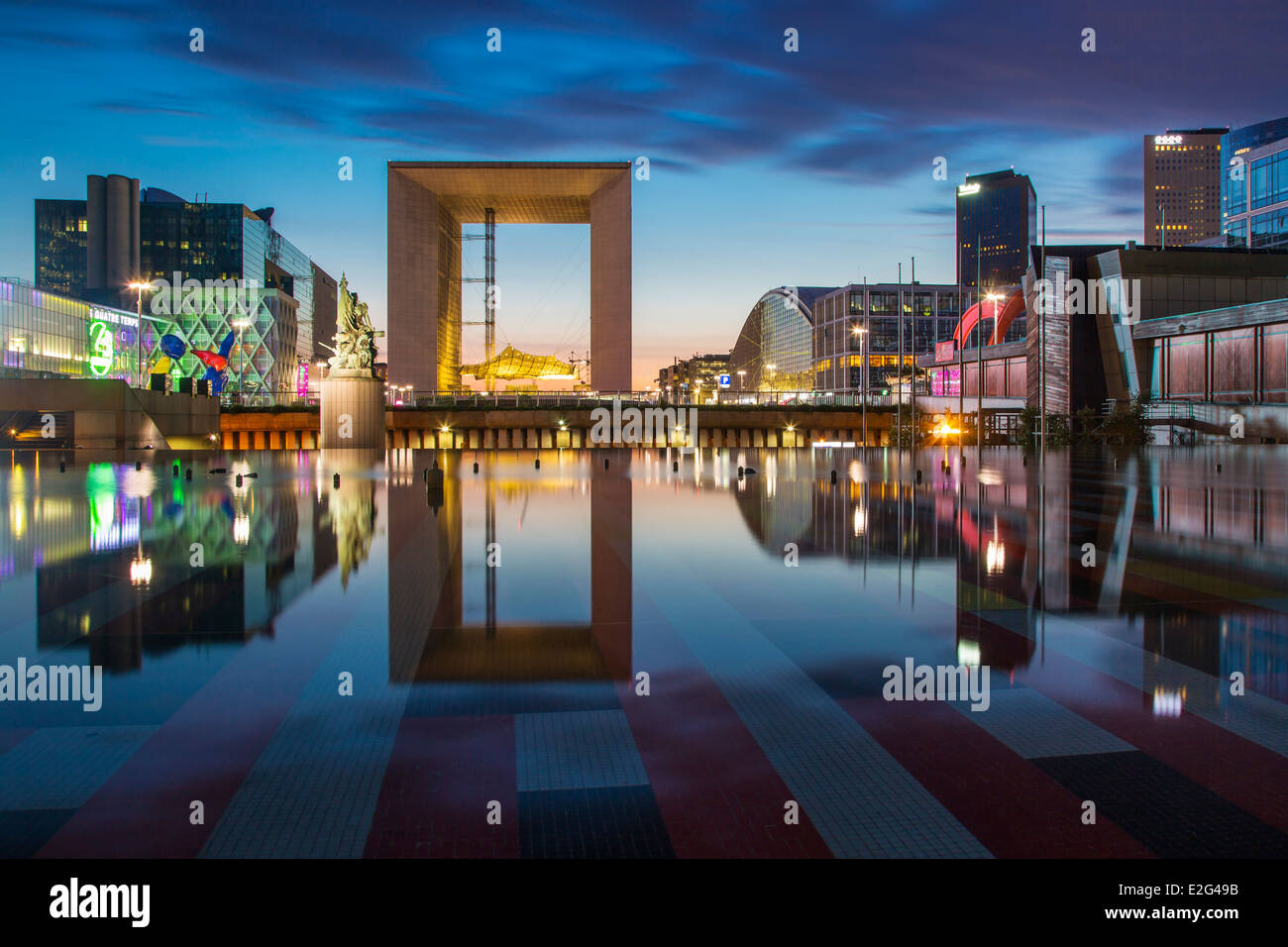 La Grande Arche De La Defense und den modernen Gebäuden des Viertels La Défense, Paris Frankreich Stockfoto