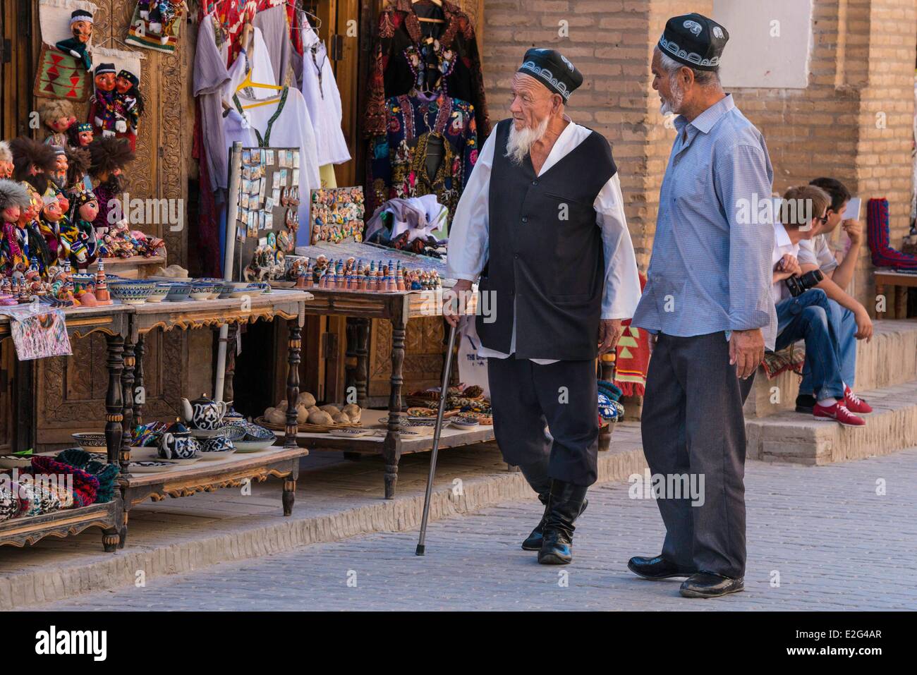 Usbekistan Seidenstraße Khorezm Provinz geschützt Chiwa Itchan Kala Stadt Weltkulturerbe von UNESCO zwei usbekischen Männern in Stockfoto