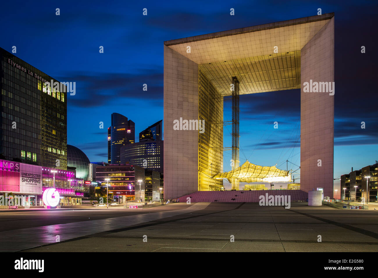 La Grande Arche De La Defense und den modernen Gebäuden des Viertels La Défense, Paris Frankreich Stockfoto