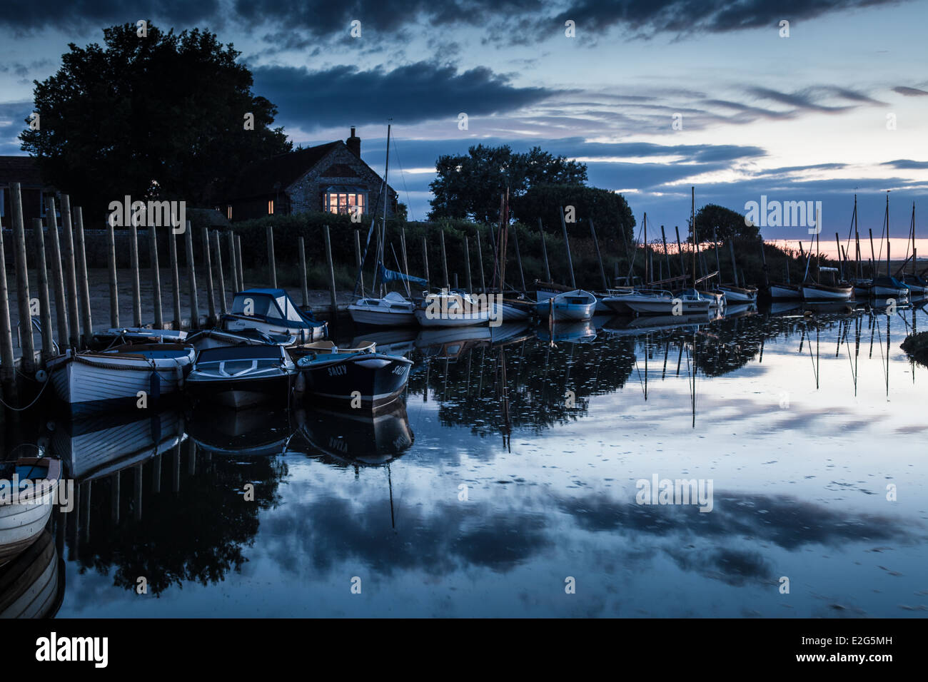 Das schöne Dorf Blakeney in Norfolk in der Abenddämmerung Stockfoto