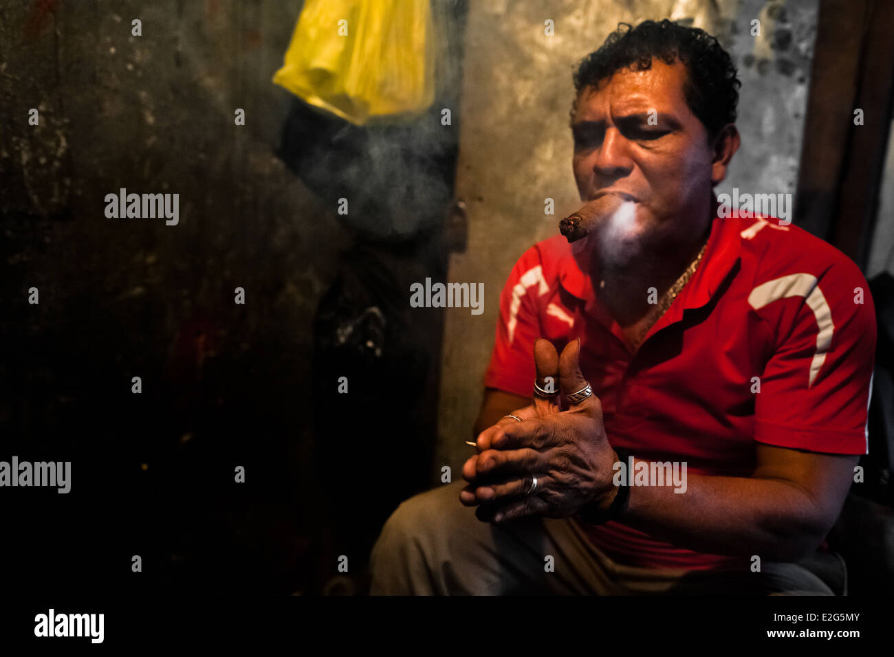 Ein salvadorianischen "Brujo" (Zauberer) prognostiziert, dass die Zukunft von brennen Tabak in eine Straße Wahrsagen-Shop in San Salvador verlässt. Stockfoto