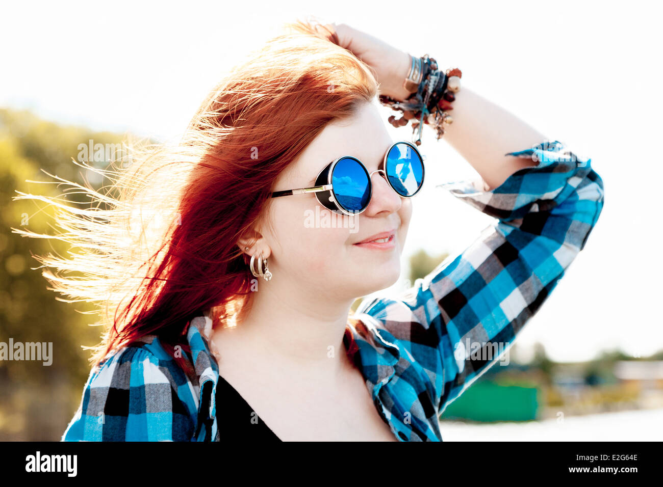 unbeschwert schöne junge Frau mit Sonnenbrille im freien Stockfoto