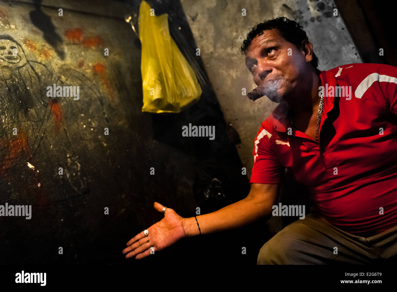 Ein salvadorianischen "Brujo" (Zauberer) prognostiziert, dass die Zukunft von brennen Tabak in eine Straße Wahrsagen-Shop in San Salvador verlässt. Stockfoto