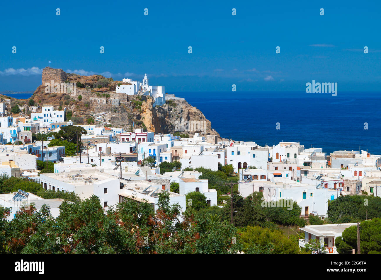 Mandraki Dorf auf Nisyros Insel in Griechenland. Kloster Panagia Spyliani im Hintergrund Stockfoto