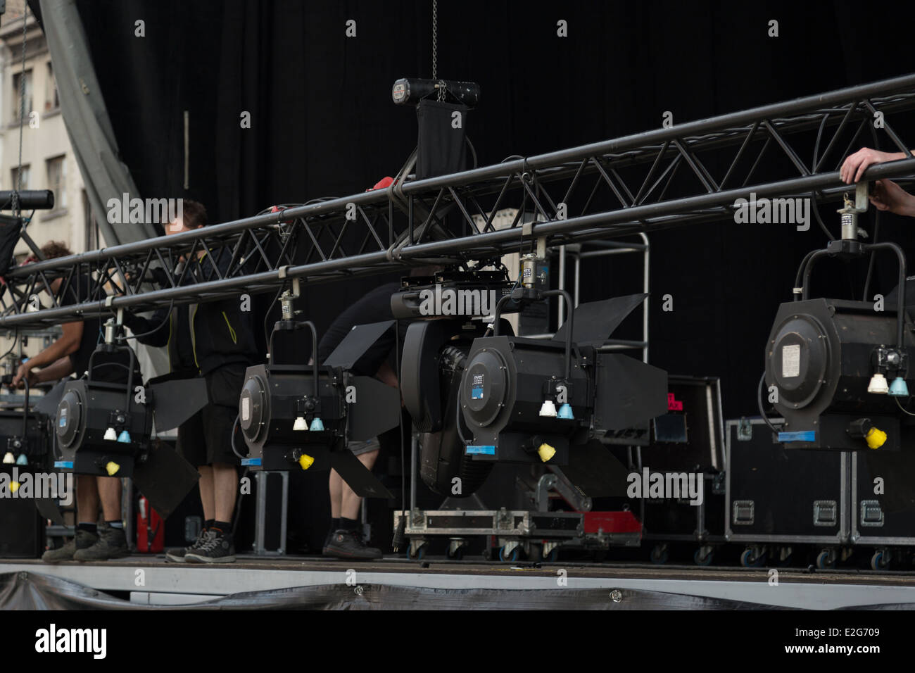 Ein Foto von einigen anonymen Menschen einrichten Bühnenbeleuchtung für eine Band. Stockfoto