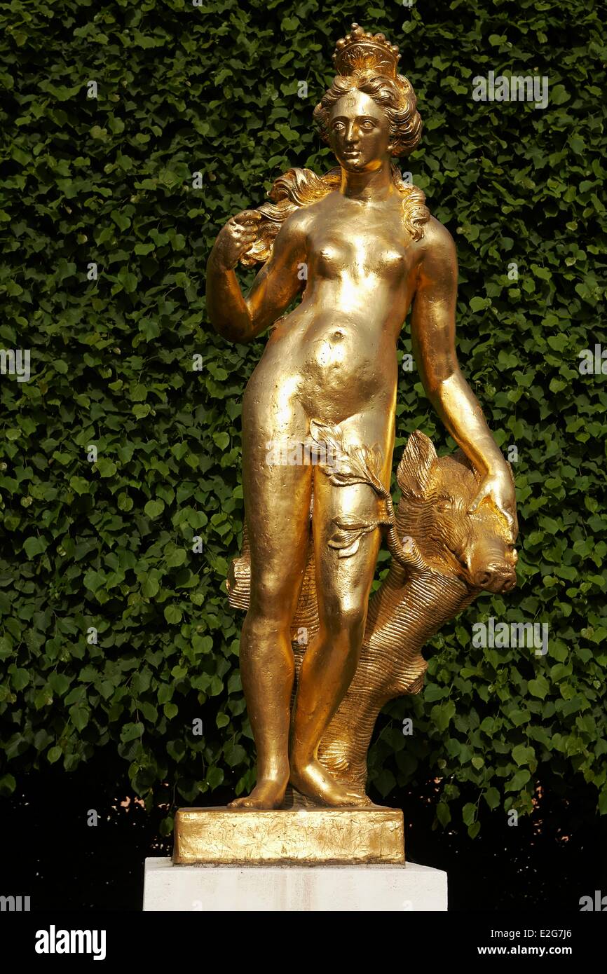 Deutschland Bade Württemberg Schwetzingen goldene Statue der Diana im Park Schlosses Stockfoto