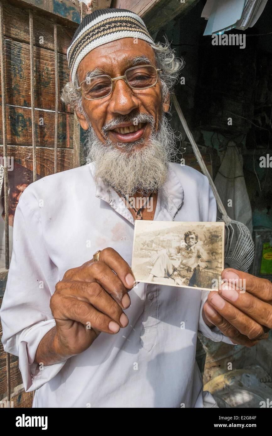 Indien Rajasthan State Bundi ein Alter Mann vor seinem Geschäft Stockfoto