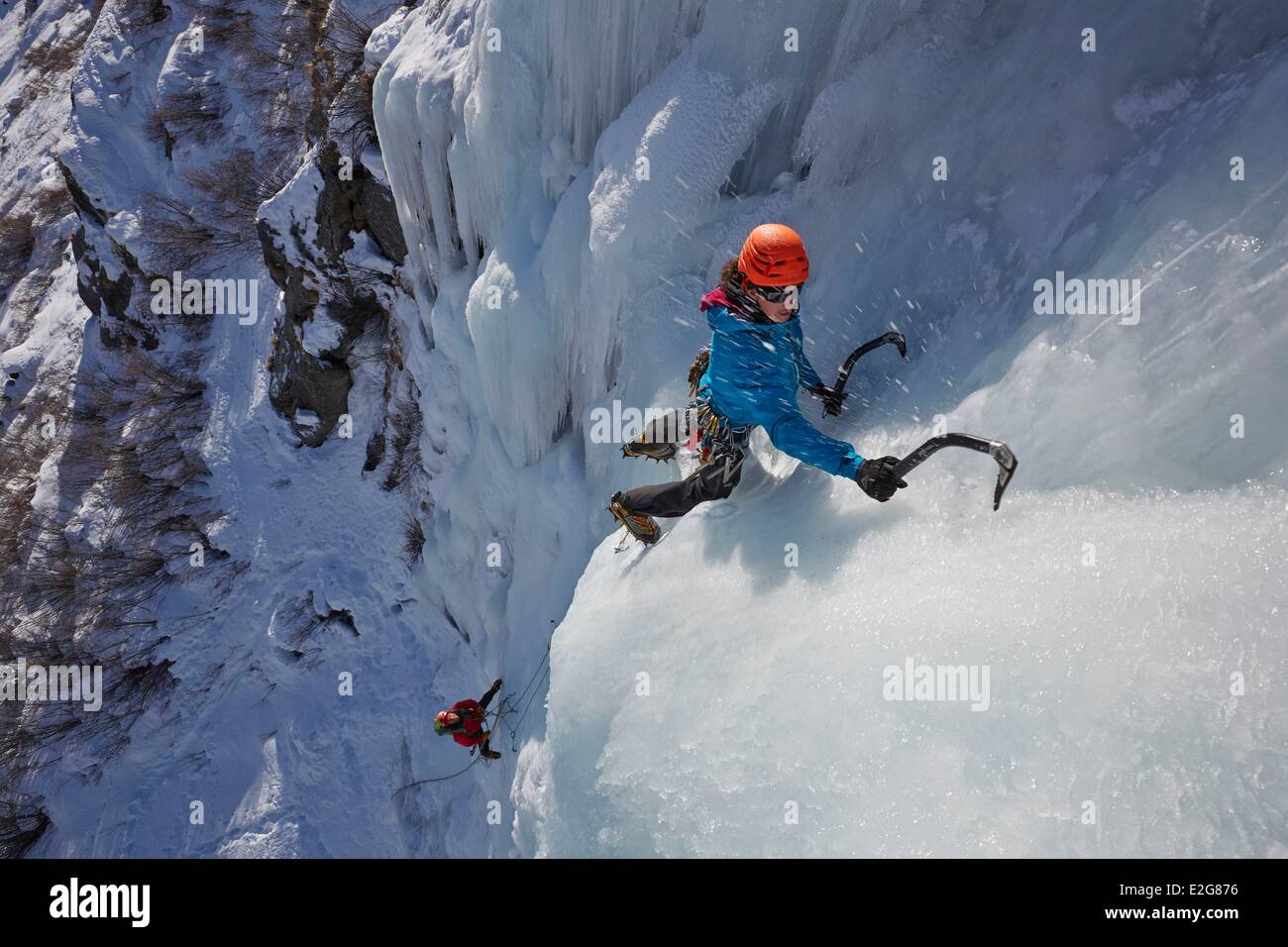 Italien-Aosta Tal Gran Paradiso Val Savarenche Eisklettern am Eisfall im winter Stockfoto