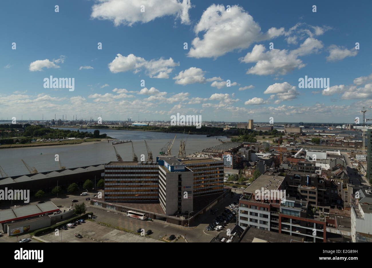 Ein Foto von der Aussicht auf den Hafen aus dem MAS-Museum in Antwerpen, Belgien. Stockfoto