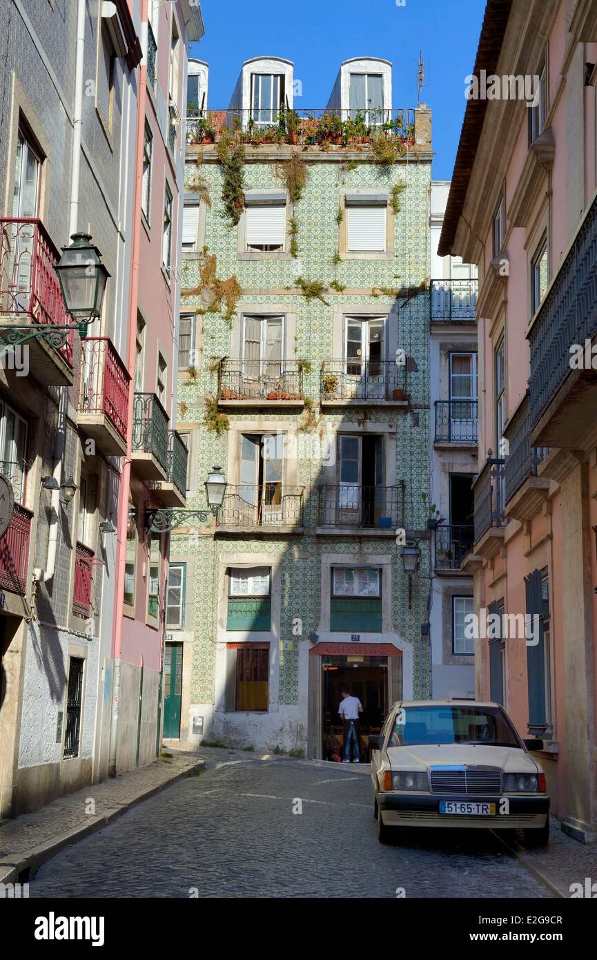 Portugal Lissabon Bairro Alto Gauhaus bedeckt mit Azulejos in der Travessa Das Merces Straße Stockfoto